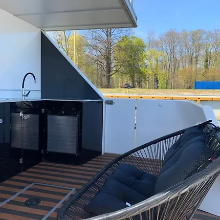 Amber Houseboat 아파트 슈비노우이스쳬