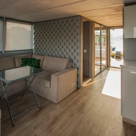 Amber Houseboat 슈비노우이스쳬