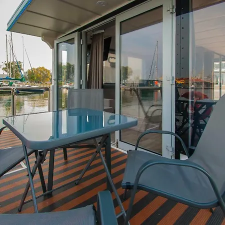 Amber Houseboat 슈비노우이스쳬